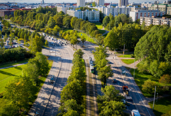 Ilmakuva kesäisestä Mäkelänkadusta Helsingissä.