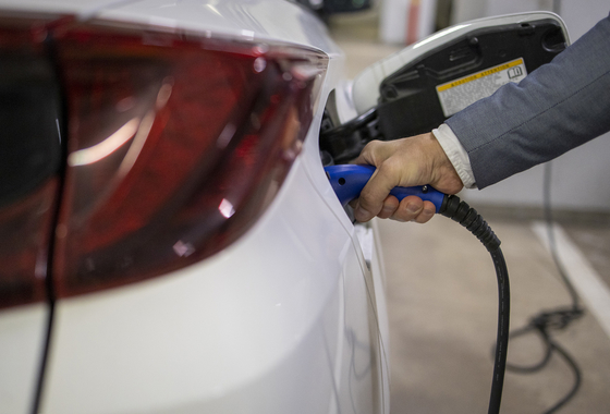 Sähköautoa ladataan