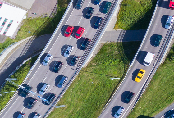Autojonoja kuvattuna ilmasta