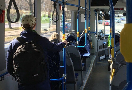 matkustajjia bussissa