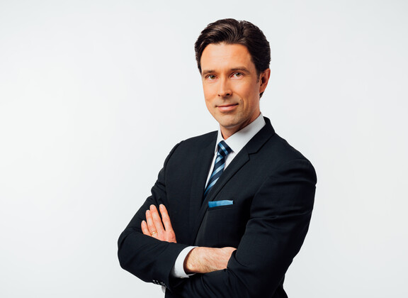 Keskustelun juontaa toimittaja Jussi-Pekka Rantanen.