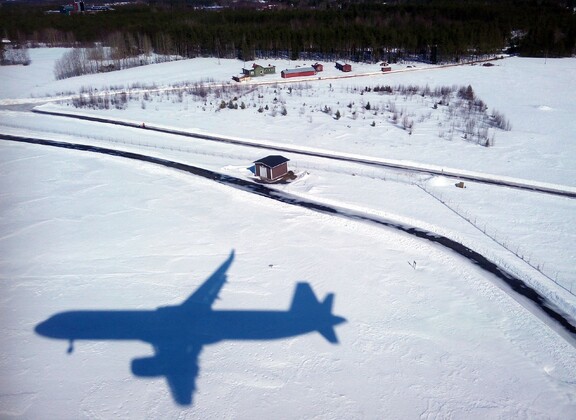 matkustajakoneen varjo lumella