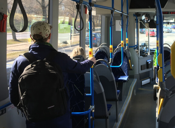 matkustajjia bussissa