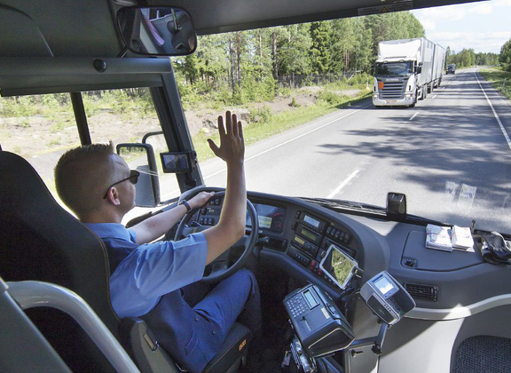 bussikuski tervehtii vastaantulevaan rekkaa