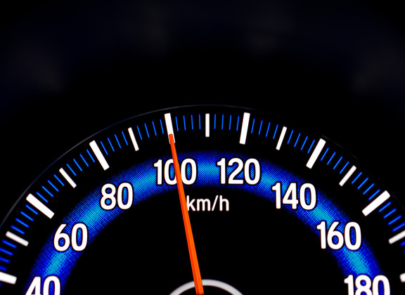 Nopeursmittari näyttää 100 km/h