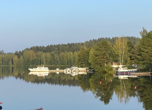 Veneitä laiturissa aurinkoisena syyspäivänä