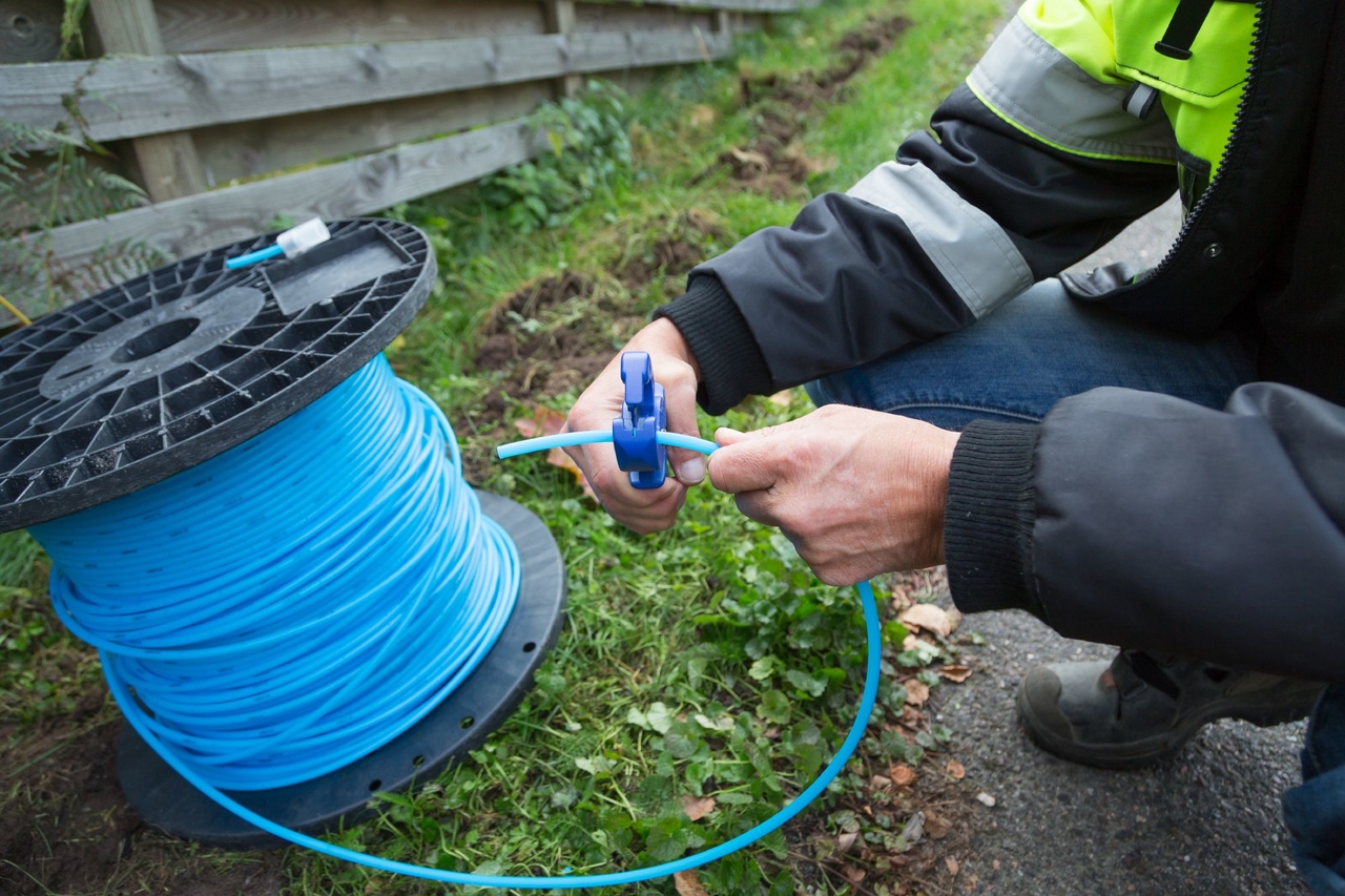 Kuvassa rakennetaan valokuitua