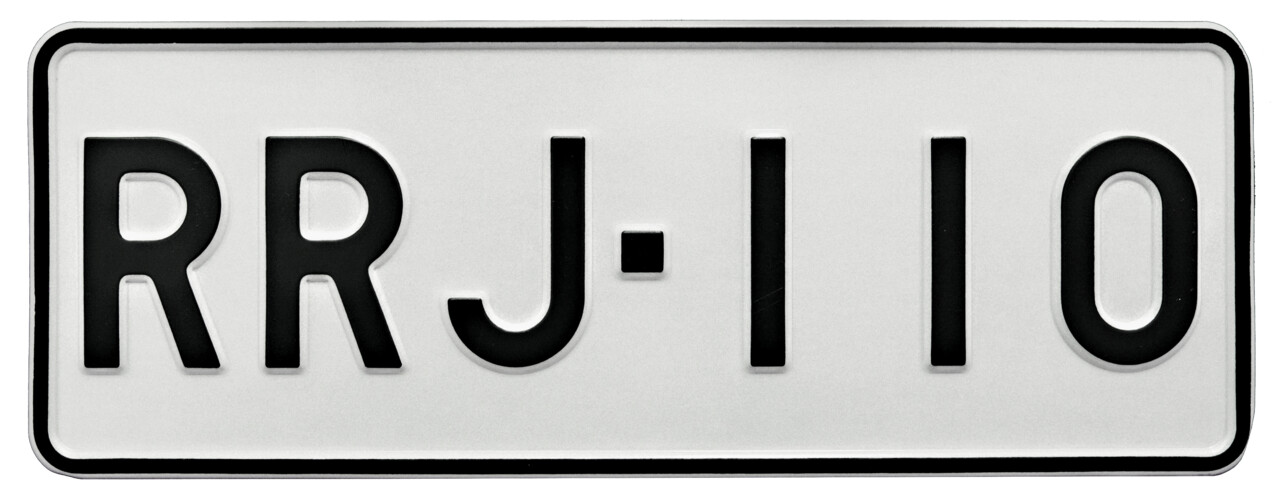 Suomalainen pieni rekisterikilpi, jossa valkoinen tausta ja mustalla tekstillä tunnus 'RRJ-110'. Kilpi ei sisällä EU-tunnusta ja on pienikokoinen malli, joka sopii erityisesti tietynlaisiin ajoneuvoihin