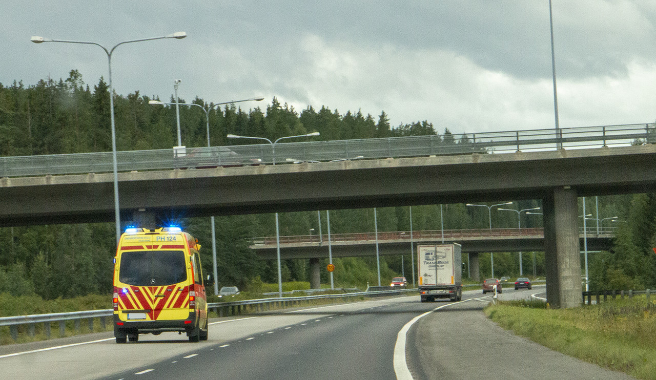 ambulanssi hälytysajossa moottoritiellä