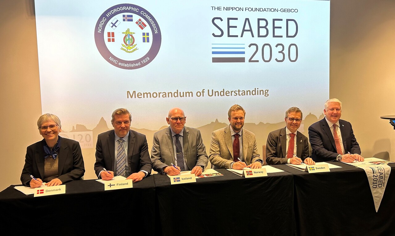 Pohjoismainen Merikartoituskomission edustajat hyväksymässä yhteisymmärryspöytäkirjan Seabec 2030 -hankkeeseen liittymisestä.