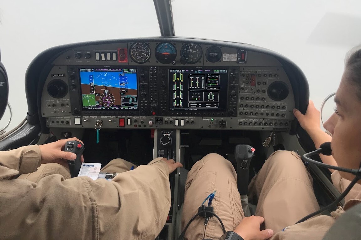 Tarkastuslentäjien pätevyyden arviointi käynnissä lentokoneen ohjaamossa